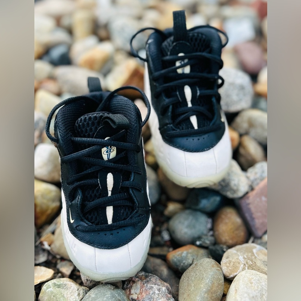 Nike Black and White Sneakers for Everyday Style